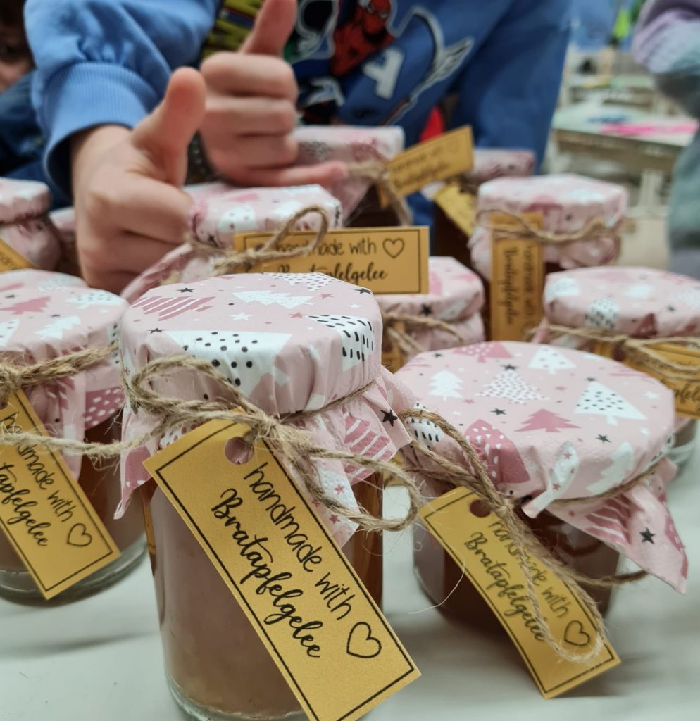 Hausgemachte Marmeladegläser mit Etiketten und Stoffdeckeln