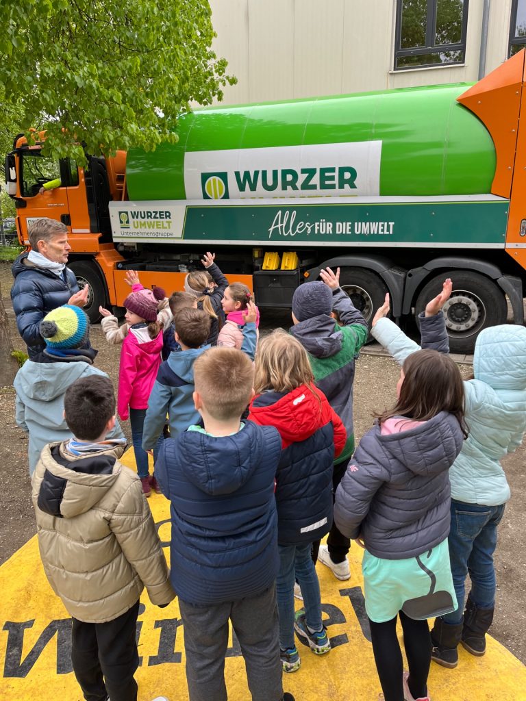 Kinder lernen über Umweltschutz bei Müllwagenbesuch