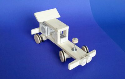 Holzspielzeugauto auf blauem Hintergrund mit Flügeln und Rädern