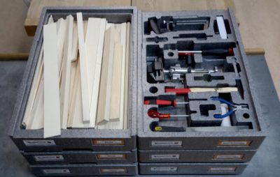 Holz- und Metallwerkzeug-Set ordentlich in Schaumstoff verpackt