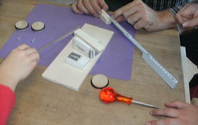 Personen bauen ein DIY-Modell mit Werkzeugen und Materialien