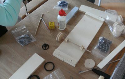 Holzwerkstatt mit Werkzeugen und Materialien auf einem Tisch