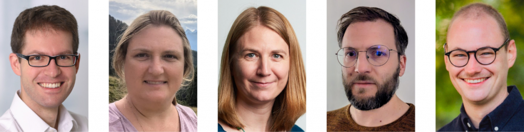 Gruppe von fünf lächelnden Personen im Freien und Innenbereich