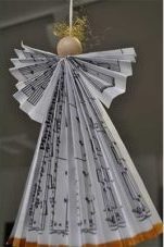 Papierengel aus Notenblättern zur Weihnachtsdekoration basteln