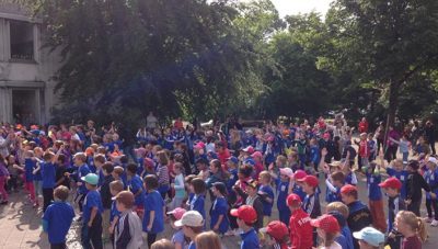 Gruppe von Kindern bei einer Veranstaltung im Freien im Park