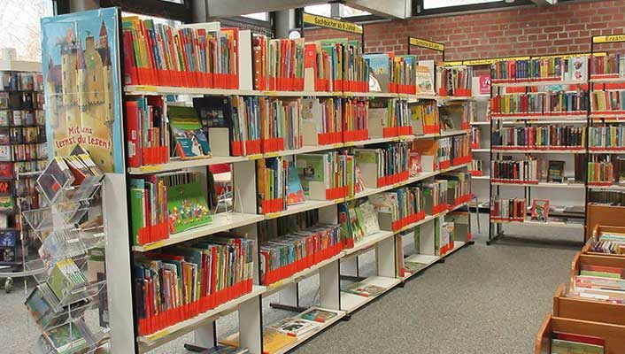 Bücherregale in einer Bibliothek mit bunter Buchauswahl