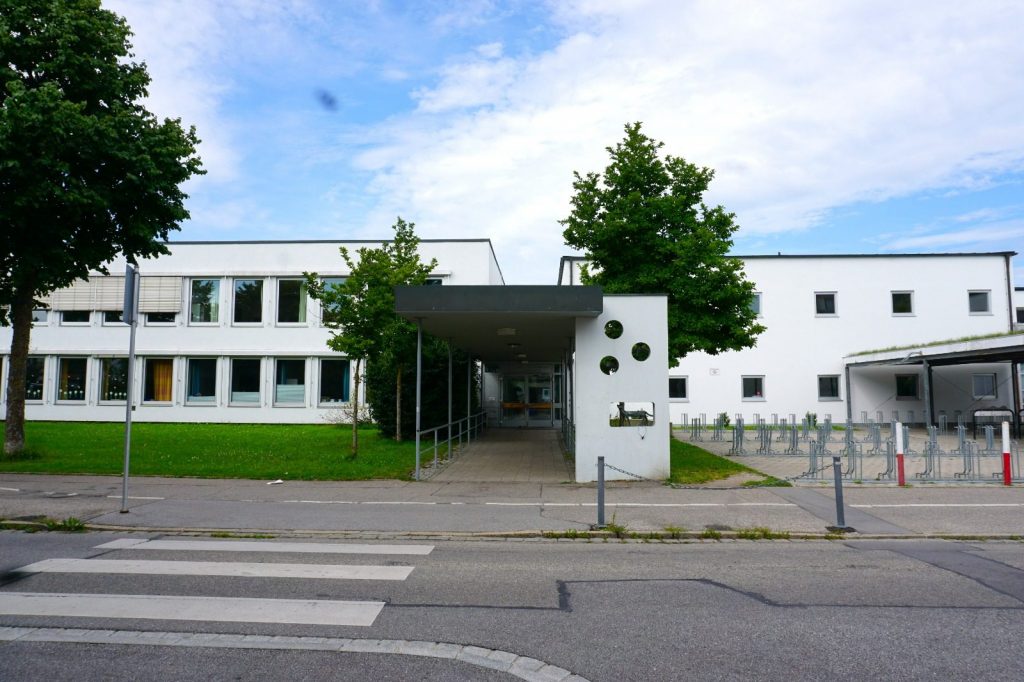 Grundschule St. Wolfgang in Landshut mit Gehweg und Bäumen