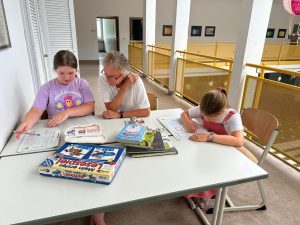 Kinder lernen mit Betreuer in einer hellen Unterrichtsumgebung