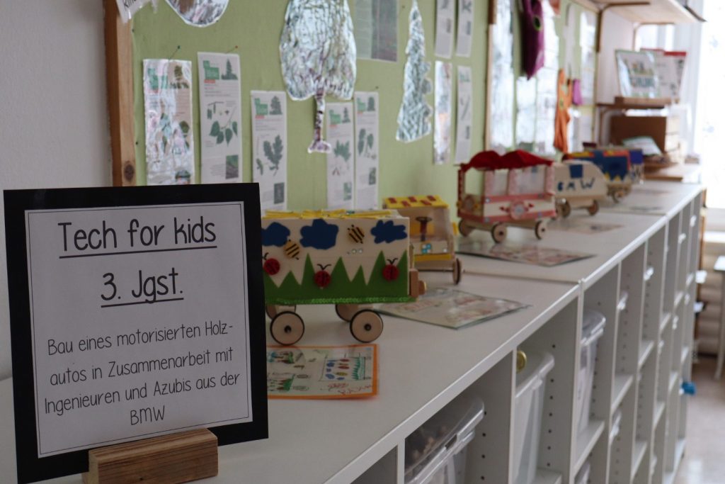 Kinderprojekte mit Holzautos Ausstellung im Klassenzimmer