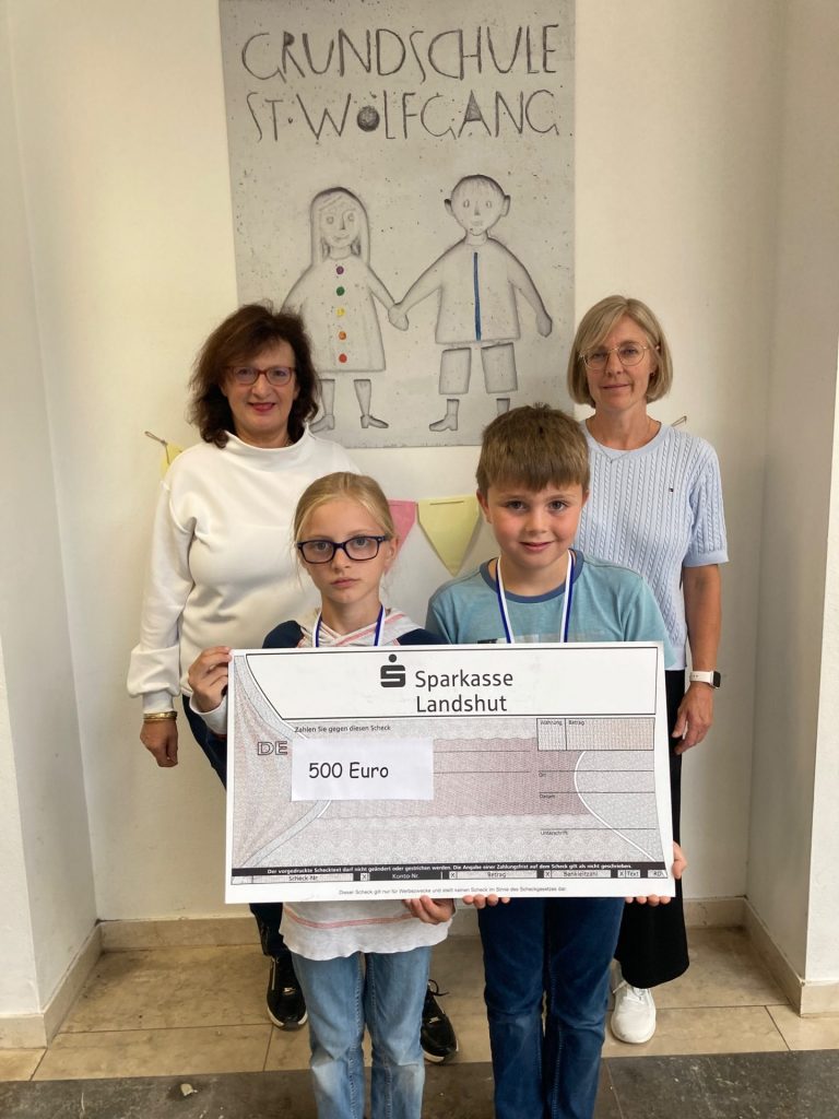 Schüler erhalten Scheck über 500 Euro